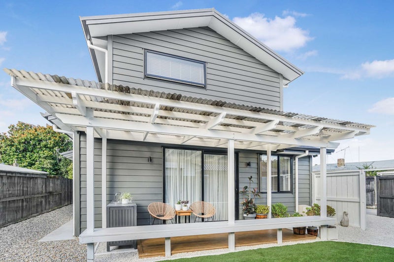 2/12 Liston Crescent, Hillcrest, Hamilton - Carousel 1