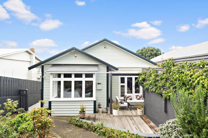 69 Queens Drive, Lyall Bay, Wellington - Carousel 1