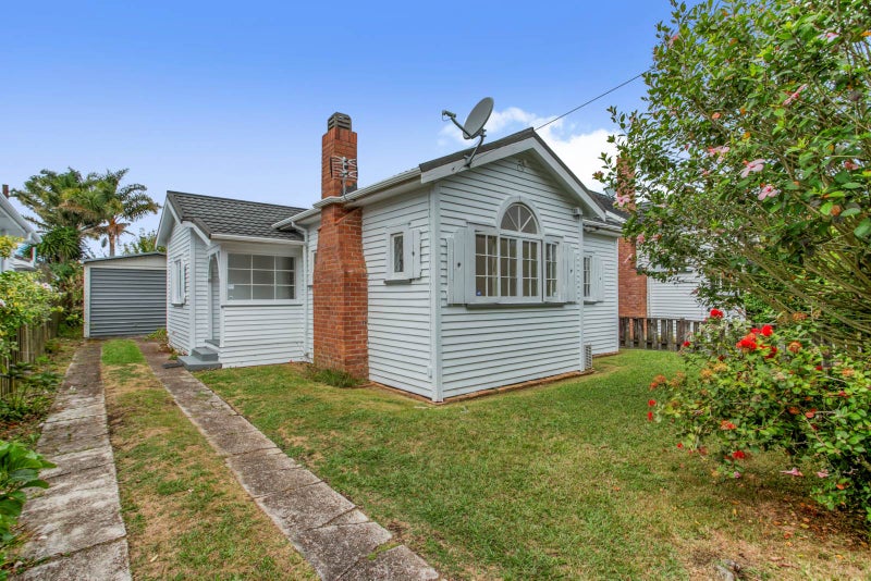 31 Neville Street, Point Chevalier, Auckland - Carousel 1