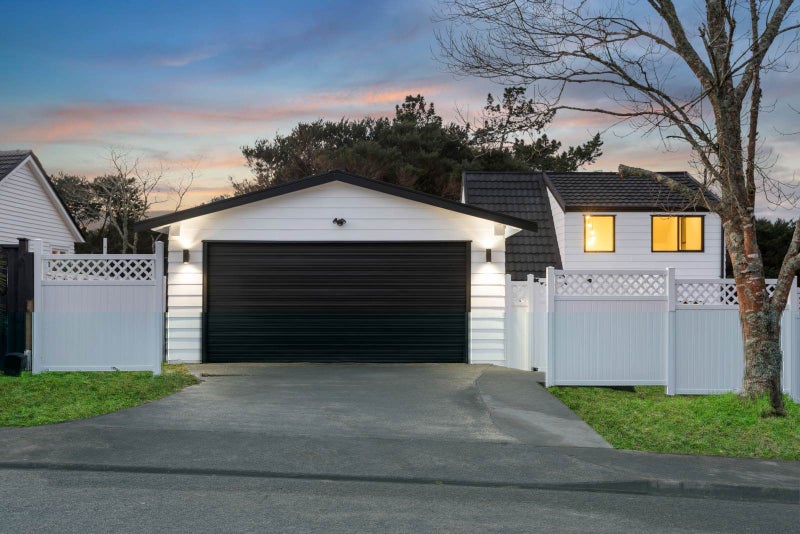 11 Claverdon Drive, Massey, Auckland - Carousel 1