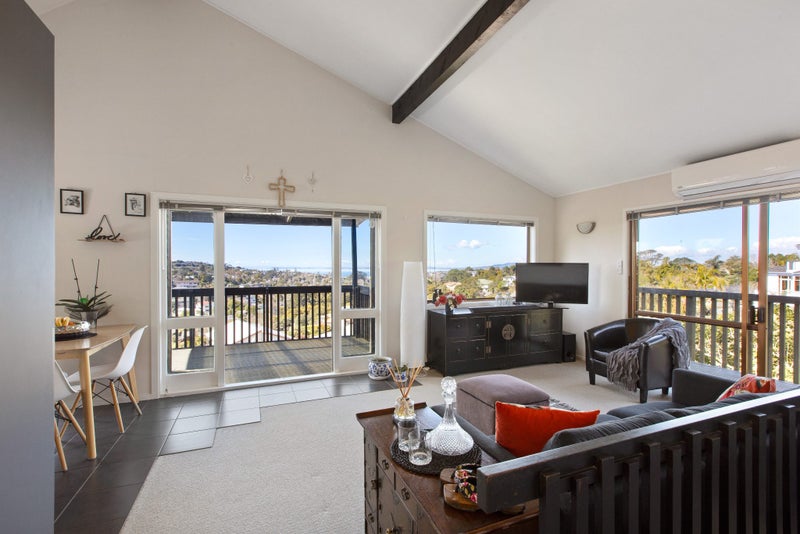 2/807 East Coast Road, Northcross, Auckland - Carousel 1