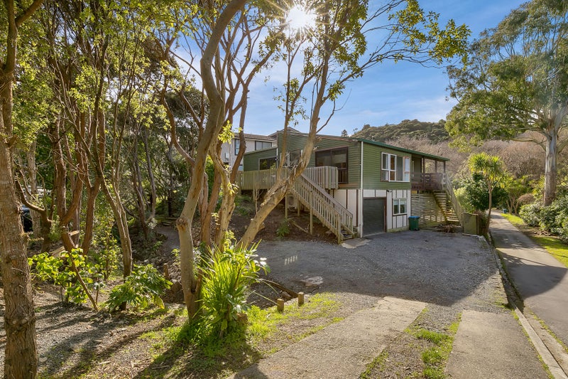 31 Solander Place, Whitby, Porirua - Carousel 1