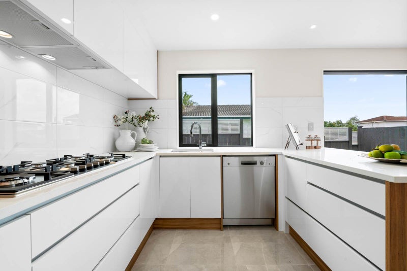 13D Kingussie Place, Highland Park, Auckland - Carousel 1