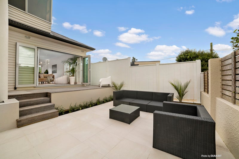 11 Swansea Street, Khandallah, Wellington - Carousel 1