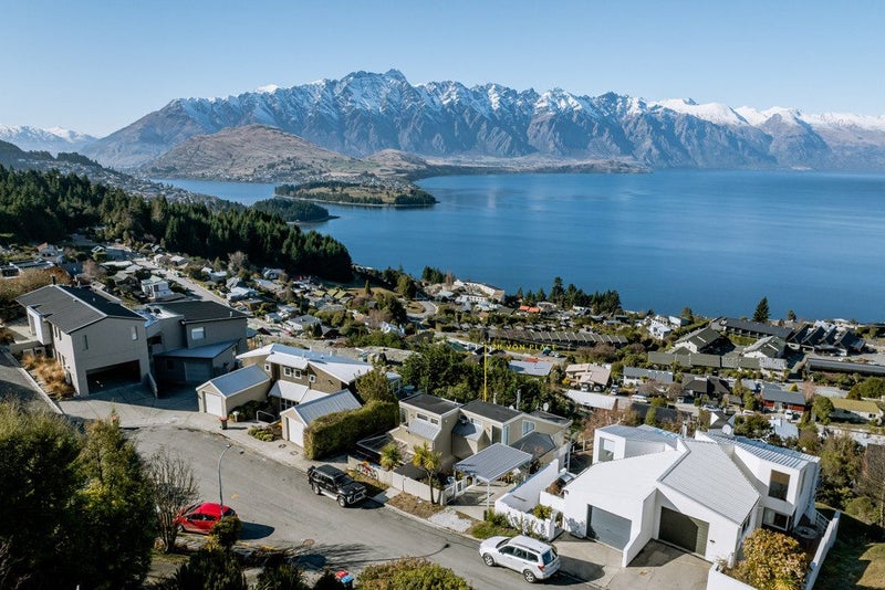7B Von Place, Fernhill, Queenstown - Carousel 2