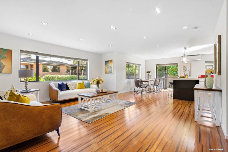 33A Cliff View Drive, Green Bay, Auckland - Carousel 2