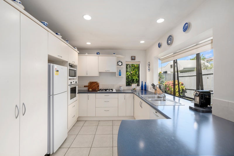 4/15 La Roche Place, Northcote, Auckland - Carousel 2