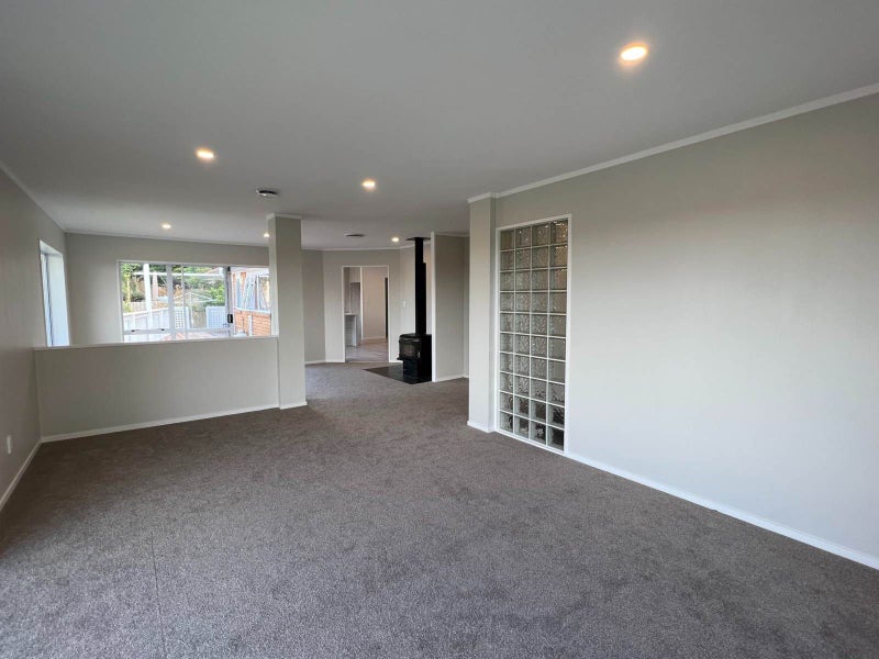 10 van Dyke Place, West Harbour, Auckland - Carousel 2