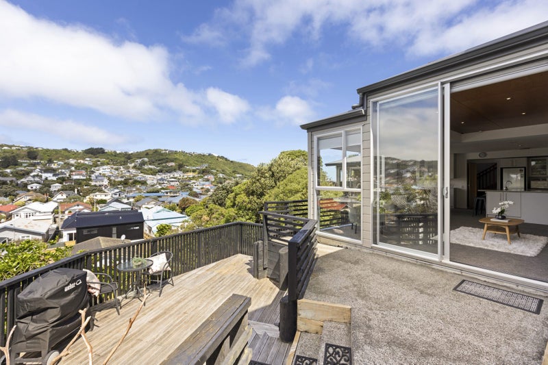 9/3 Severn Street, Island Bay, Wellington - Carousel 1
