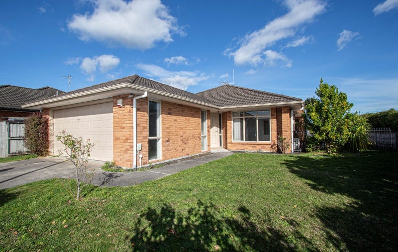 2 Parkside Drive, Huntington, Hamilton - Carousel 1