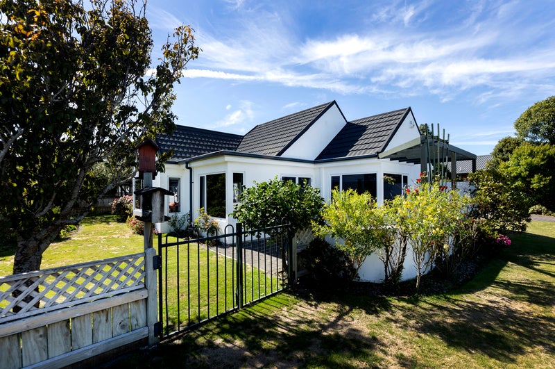 1 Larsen Place, Merrilands, New Plymouth - Carousel 2