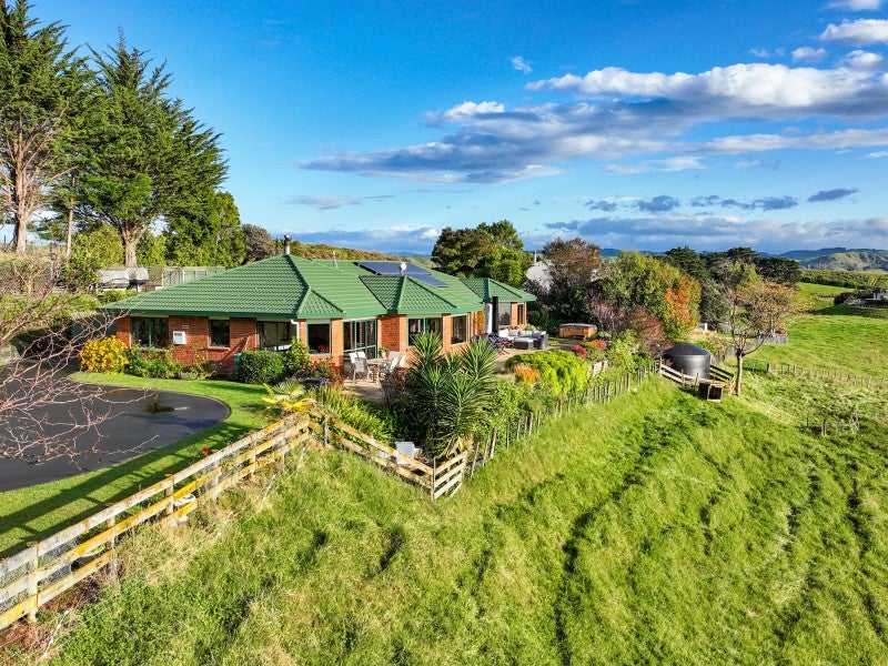 35 Pineleigh Drive, Poraiti, Napier - Carousel 2