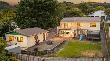 2 Oaklands Grove, Clouston Park, Upper Hutt - Carousel 1