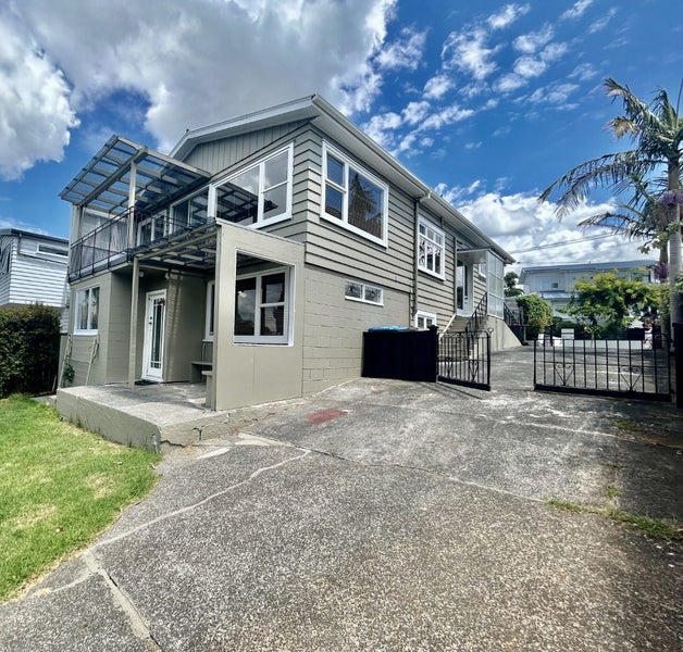 16 Sunny Brae Crescent, Westmere, Auckland - Carousel 2