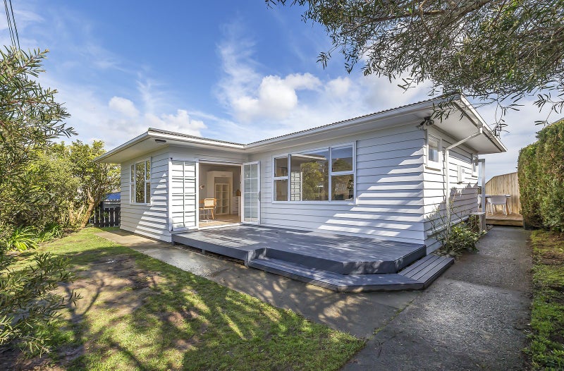 3 Baylands Drive, Newlands, Wellington - Carousel 1