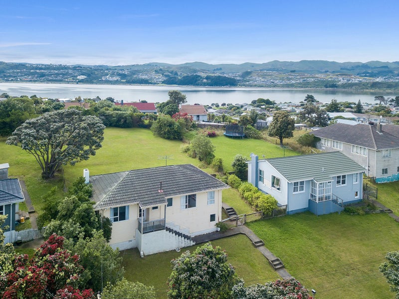 11 Taupiri Crescent, Titahi Bay, Porirua - Carousel 1