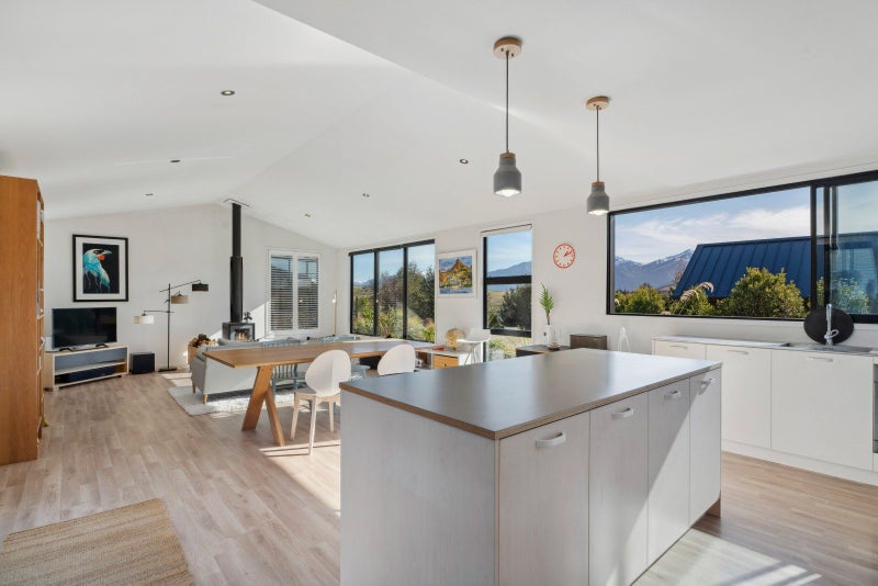 7 Polperro Court, Jacks Point, QUEENSTOWN - Carousel 2