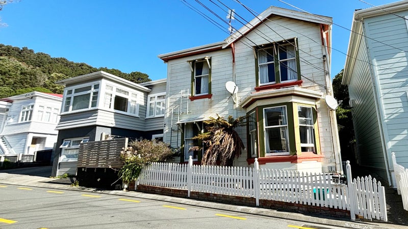 4 Rixon Grove, Mount Victoria, Wellington - Carousel 1