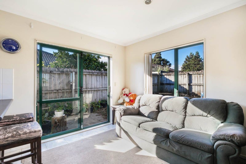 8 Carn Place, Weymouth, Auckland - Carousel 2