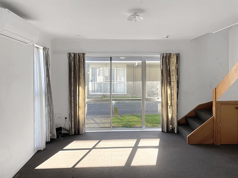 4A Flock Grove, Fairfield, Lower Hutt - Carousel 1