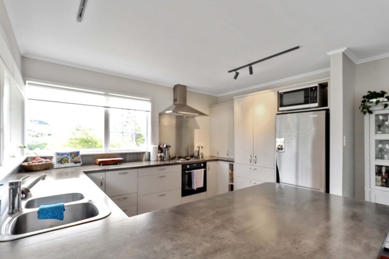 92 Stewart Drive, Newlands, Wellington - Carousel 2