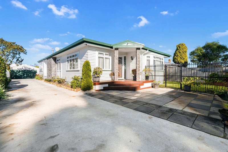 33 Collins Road, Melville, Hamilton - Carousel 1