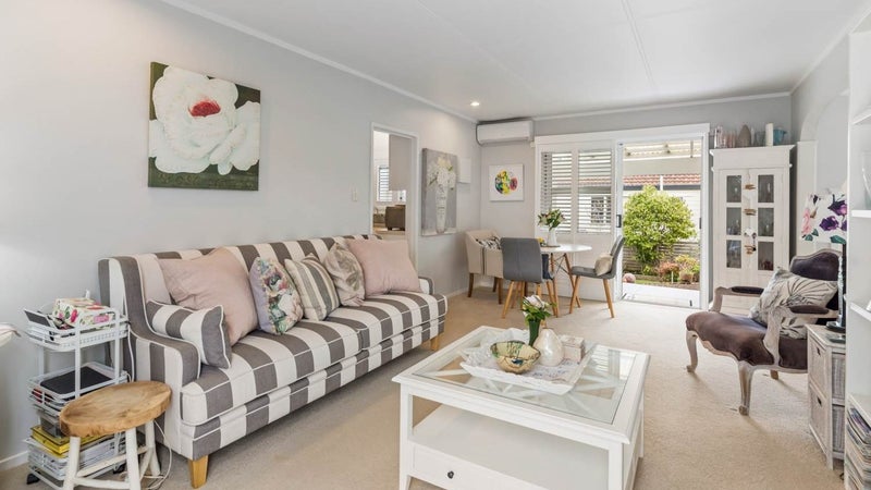 2/62 Browns Bay Road, Rothesay Bay, Auckland - Carousel 1