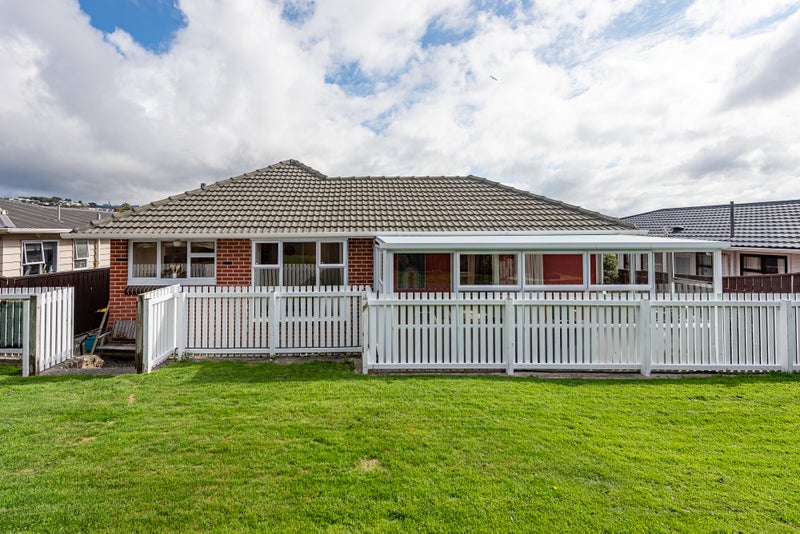 18 Oswald Crescent, Paparangi, Wellington - Carousel 1