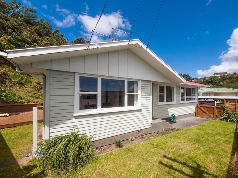 6 Beverley Grove, Paparangi, Wellington - Carousel 1