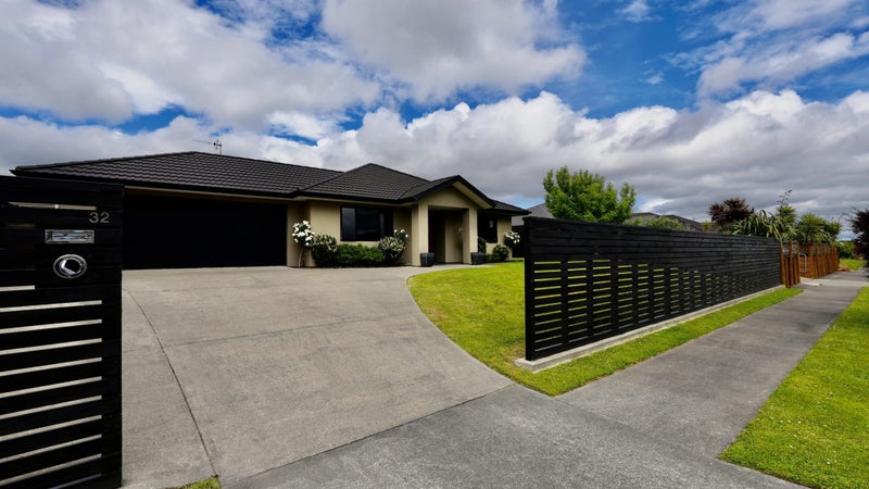 32 Rosalie Terrace, Kelvin Grove, Palmerston North - Carousel 1