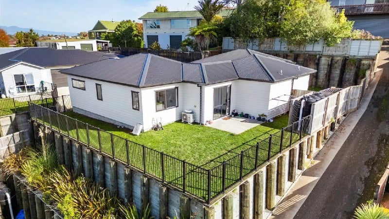 3/16 Rothwell Street, Dinsdale, Hamilton - Carousel 1