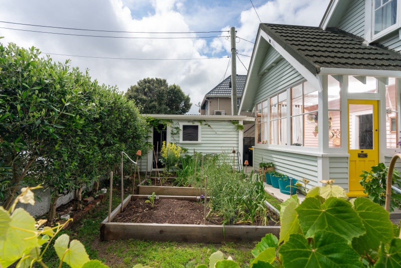 40 Apu Crescent, Lyall Bay, Wellington - Carousel 2