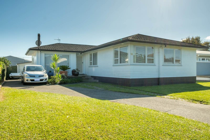 94 Edgewater Drive, Pakuranga, Auckland - Carousel 1