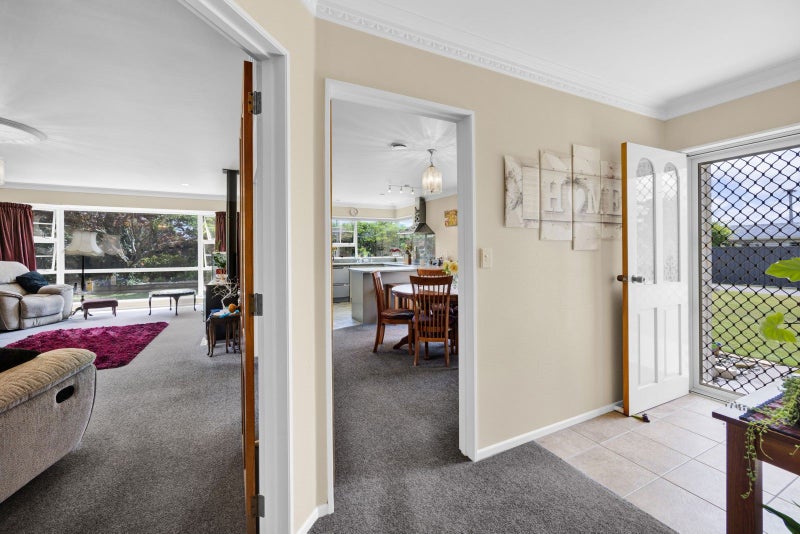 1B Pembroke Road, Stratford - Carousel 2