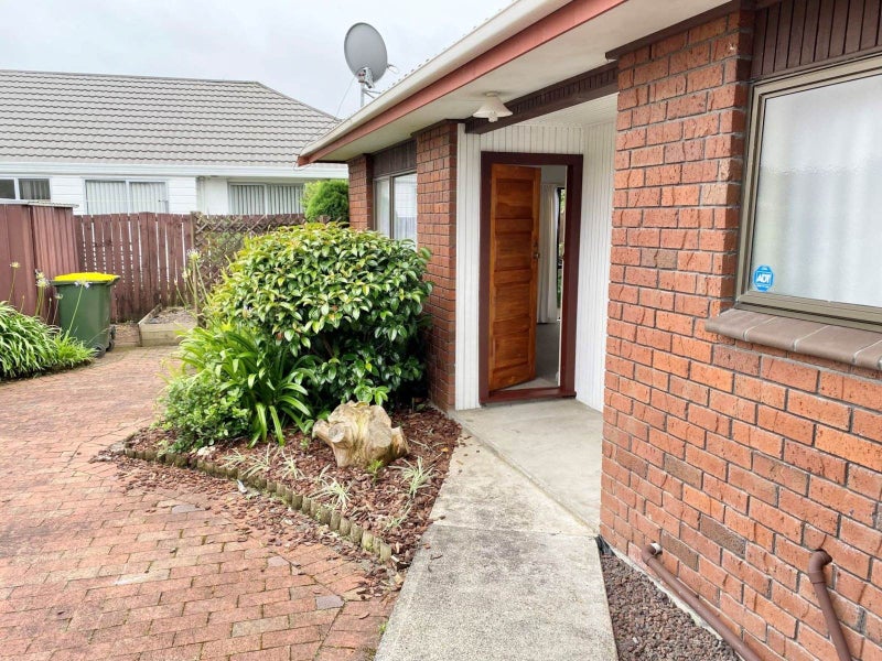 2/2 Mark Edward Drive, Half Moon Bay, Auckland - Carousel 2