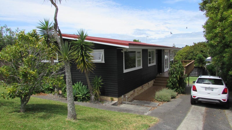 8 Dallas Place, New Windsor, Auckland - Carousel 1