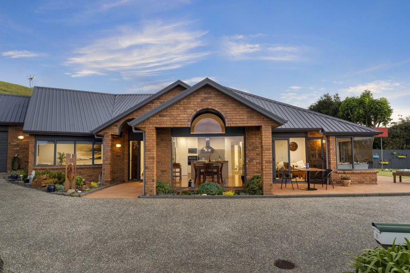 10 Fallsbrook Lane, Mangere Bridge, Auckland - Carousel 1