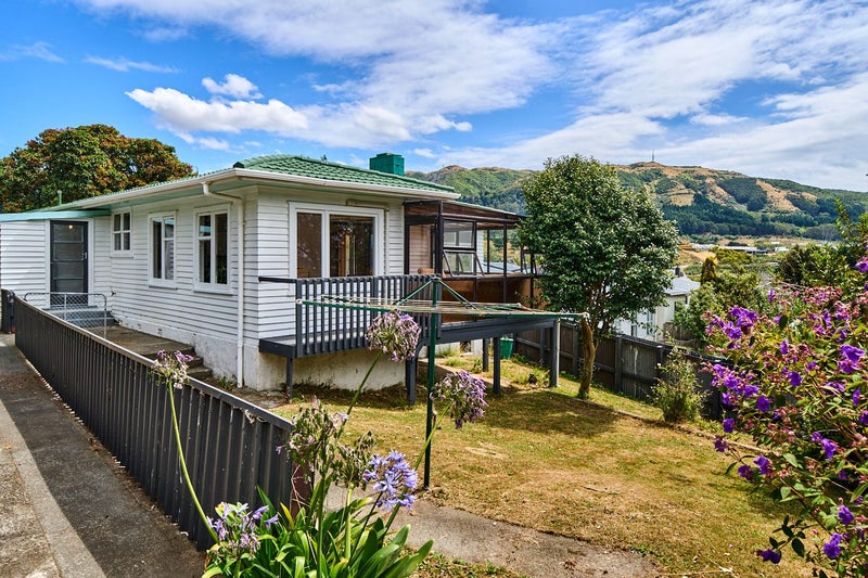 3 Roberts Street, Tawa, Wellington - Carousel 1