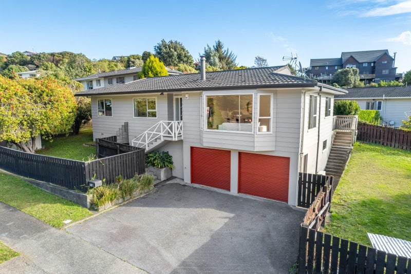 18 Yarrow Place, Papakowhai, Porirua - Carousel 1