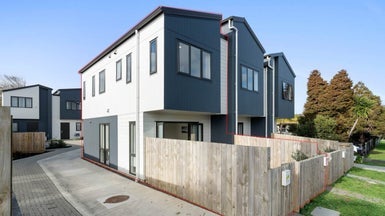1/112 Moore Street, Howick, Auckland - Carousel 1