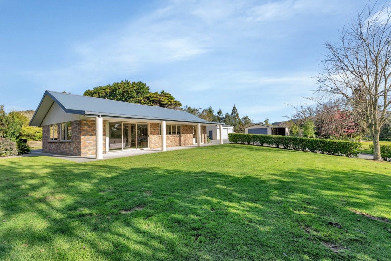 86 Main Road, Kamo - Carousel 1