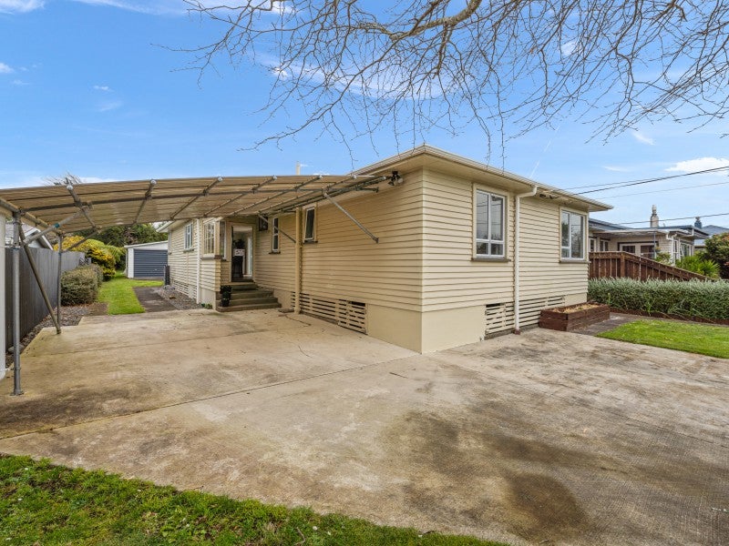 10 Saxton Road, Upper Vogeltown, New Plymouth - Carousel 2
