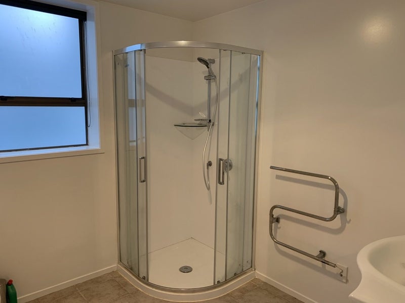 8 Regency Place, Sunnynook, Auckland - Carousel 11