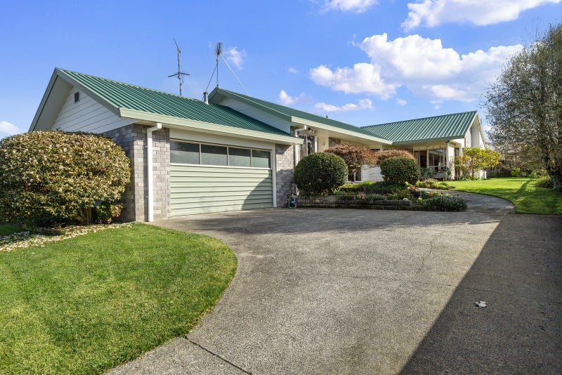64 Sunnyhills Avenue, Glenview, Hamilton - Carousel 1
