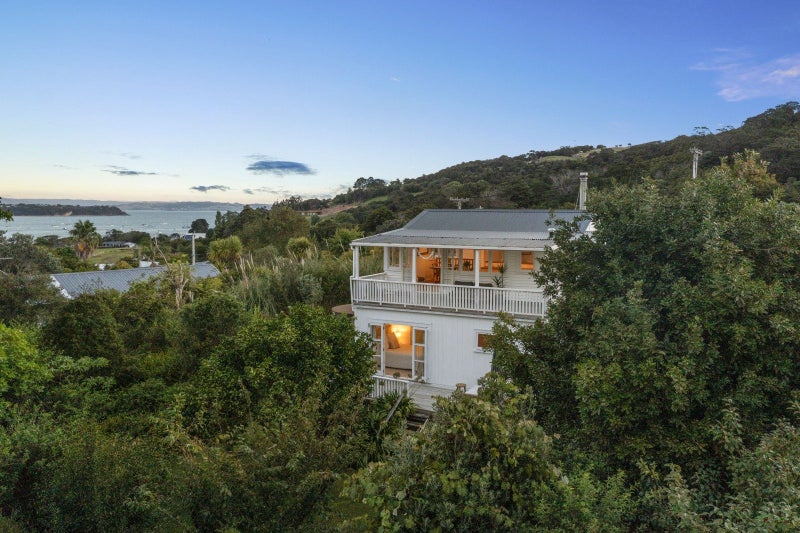 10 Tahatai Road, Oneroa, Waiheke Island - Carousel 1