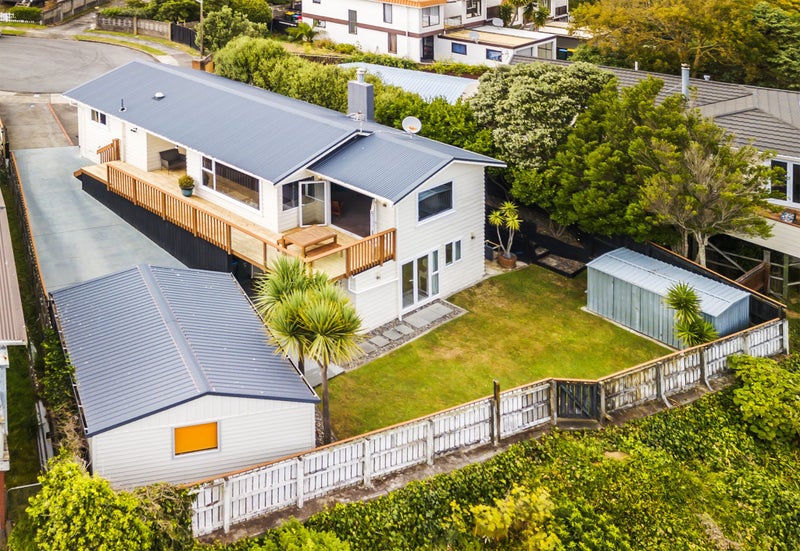 8 Ash Grove, Ranui, Porirua - Carousel 1