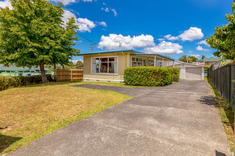 11 Archlynn Road, Kelston, Auckland - Carousel 1