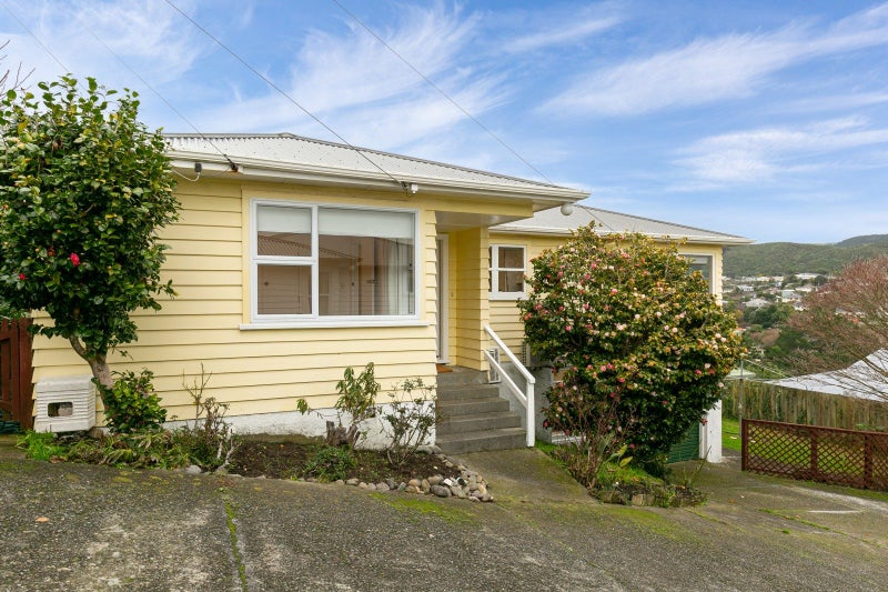 17A Tawa Terrace, Tawa, Wellington - Carousel 1