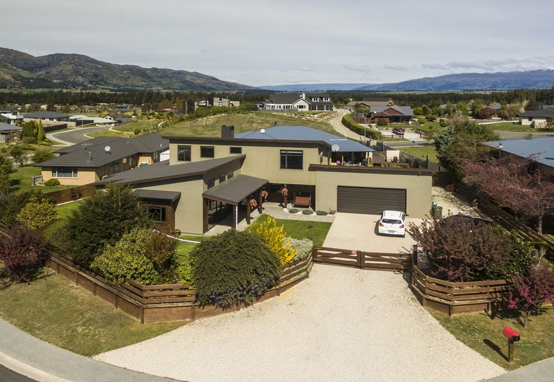 4 Ryalls Way, Lake Hāwea - Carousel 1