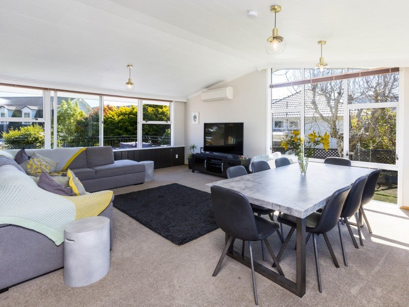 31 Dowling Grove, Silverstream, Upper Hutt - Carousel 2